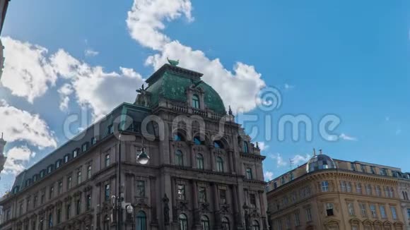 在维也纳的旧建筑上乌云密布视频的预览图