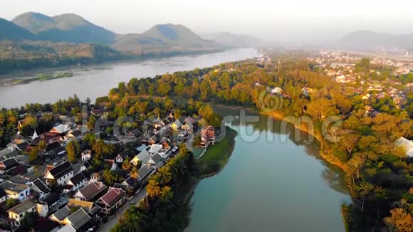 鸟瞰琅勃拉邦和老挝周围茂盛的山脉南卡恩河湄公河支流视频的预览图