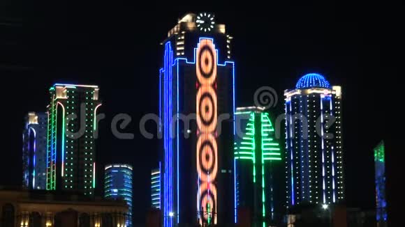 摩天大楼在霓虹灯的格罗兹尼车臣在夜间视频的预览图