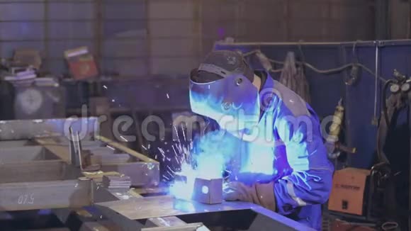 焊机发出的明亮火花缓慢移动缓动焊接特写视频的预览图