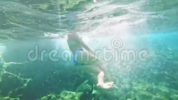 穿比基尼的年轻女孩穿着比基尼在海蓝泻湖水下拍摄视频的预览图