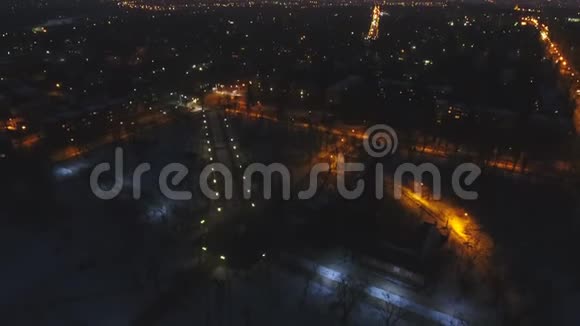 高清机空射夜城十字路口与纪念碑视频的预览图