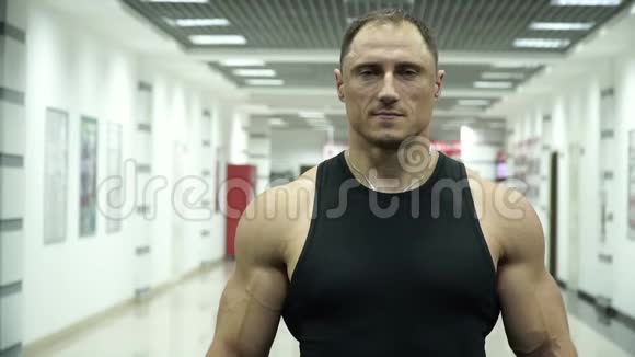 健身房肌肉教练的画像视频的预览图