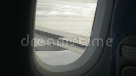 从飞机窗口起飞的机翼视频的预览图