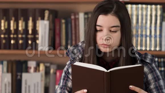 微笑的女孩在书店的特写中欣赏芦苇的故事视频的预览图