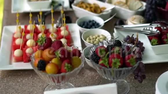 餐饮婚宴餐桌上有水果和甜食小吃视频的预览图