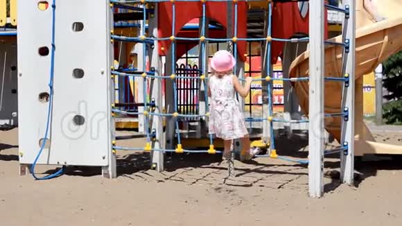 小女孩在操场上玩儿童景点和娱乐活动视频的预览图