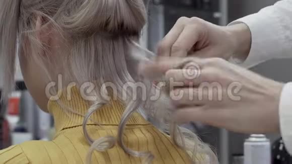 女性美容师的双手制作体积曲线视频的预览图