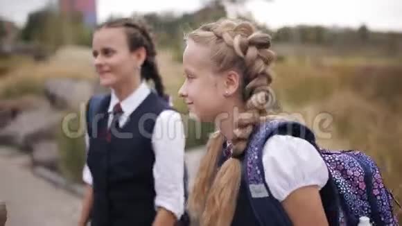 女学生放学后在公园里玩和唱歌视频的预览图