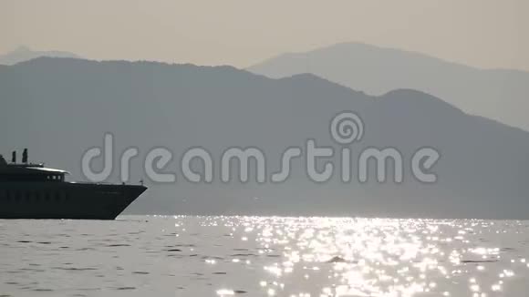 船沿着车架前进在岩石的背景上朝着一艘小船走去视频的预览图