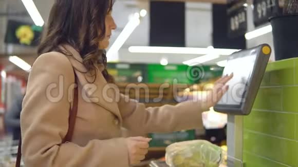 在超市蔬菜区称量梨的女人视频的预览图