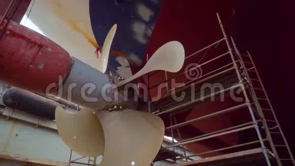 干船坞整修期间的船桨视频的预览图