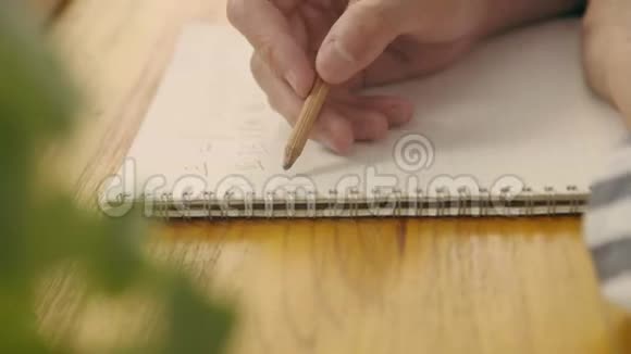 作曲家在笔记本上写乐谱视频的预览图