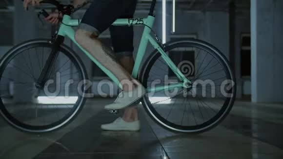 4k骑自行车的人启动驱动器的特写镜头视频的预览图