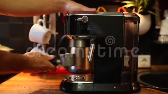 喇叭咖啡插入咖啡机视频的预览图