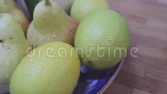 健康常见的欧洲梨堆放新鲜水果缓慢倾斜视频的预览图