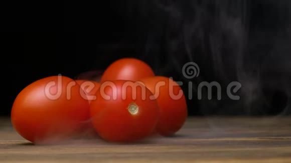 农场成熟的樱桃番茄在寒冷的桌子上从霜冻中蒸出来上升4K视频的预览图