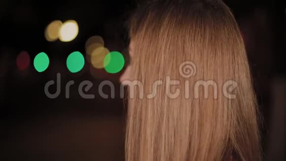 傍晚公园小巷里美丽开朗的女孩视频的预览图
