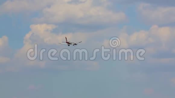 飞机在云层和田野上的飞行视频的预览图