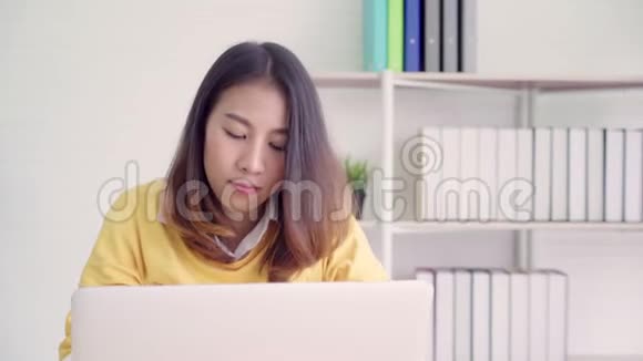 商业自由职业女性伸展身体因为在笔记本电脑上工作后感到疲倦聪明的女性在家工作视频的预览图