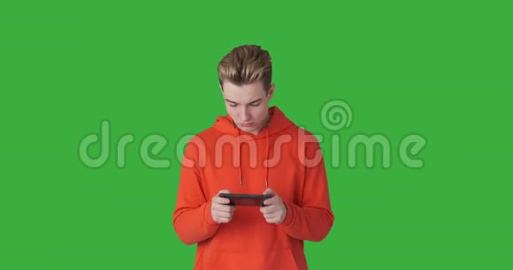 兴奋的男人在玩手机游戏视频的预览图