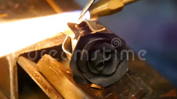 铁匠做一朵铁玫瑰人用铁做玫瑰视频的预览图