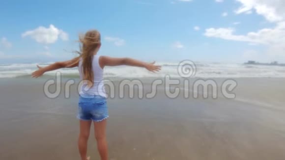 女孩看着大海头发里有风美丽的金发在风中发展她很快乐海边的孩子视频的预览图