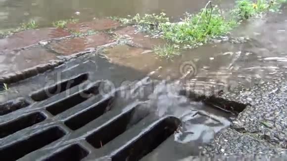 水流入排水沟视频的预览图