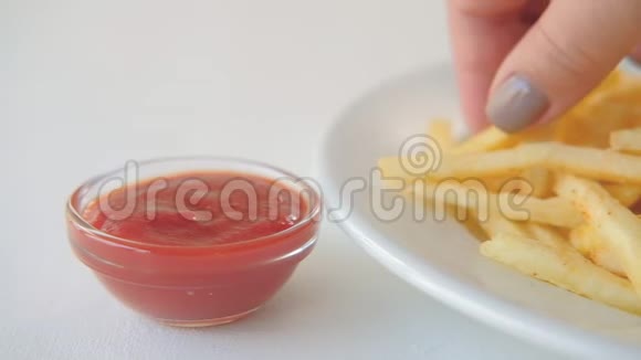 垃圾食品法式薯条番茄酱手蘸酱视频的预览图