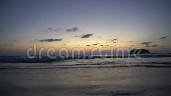 美丽的日落俯瞰大海和地平线视频的预览图