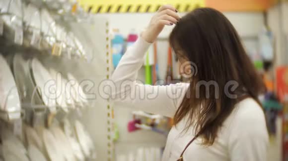 家庭用品商店的年轻女子选择盘子视频的预览图