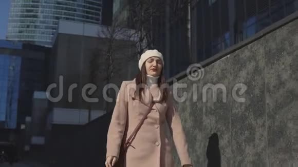 穿外套的女人在市中心散步视频的预览图