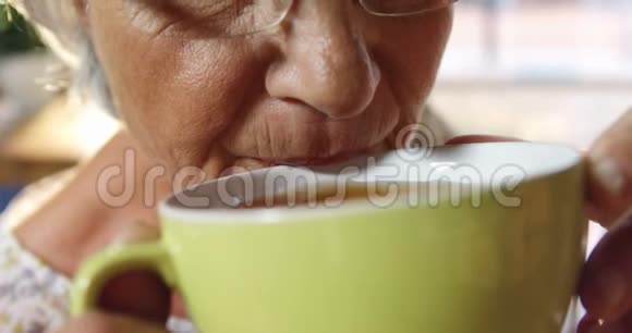 高级妇女在咖啡馆里喝咖啡视频的预览图