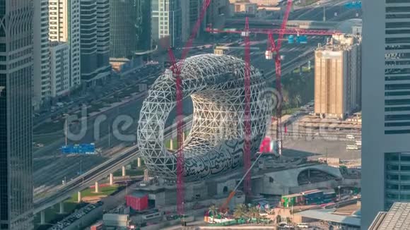 建筑工地的未来博物馆空中时间推移下一个标志性建筑迪拜视频的预览图