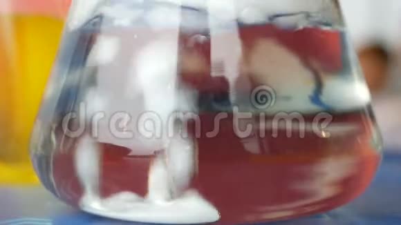 在水中的玻璃碗里干冰儿童派对上的化学表演视频的预览图
