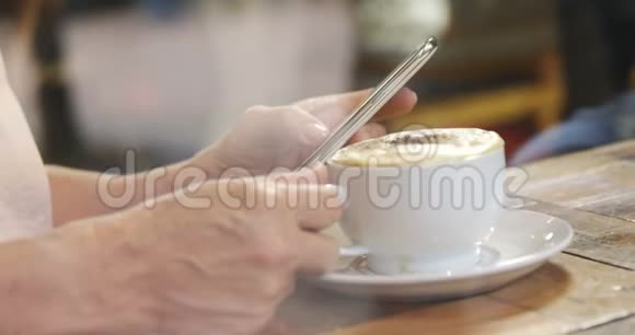 在4k咖啡厅用手机喝咖啡的老太太视频的预览图