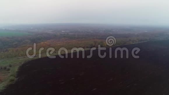 壮丽的空中拍摄乡村的田野雾蒙蒙的地平线视频的预览图