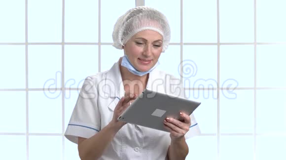 中年女性医生使用数字平板电脑视频的预览图