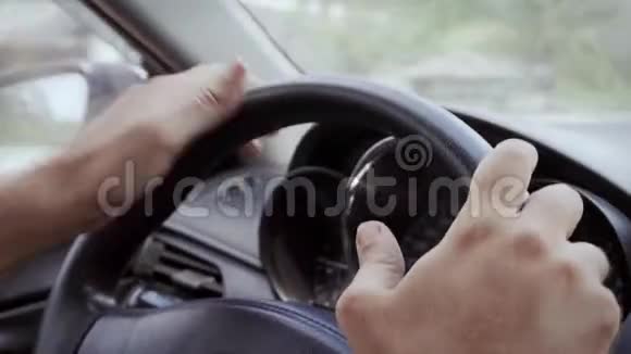 男子驾驶汽车男子手在方向盘上跳舞关闭视频的预览图