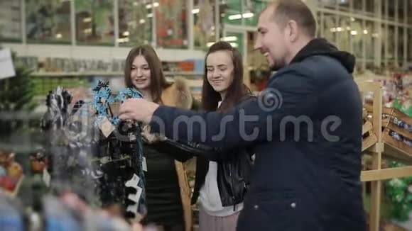 一群朋友在超市选择新年眼镜圣诞派对视频的预览图
