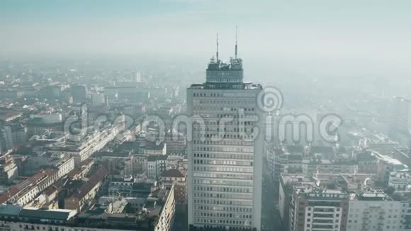 高层建筑屋顶和米兰城市景观的鸟瞰图意大利伦巴第视频的预览图