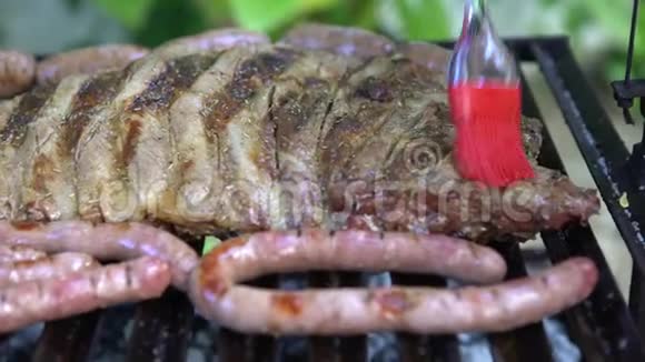 4K在烤肉上用酱汁烹饪烧烤西班牙烧肉烧烤视频的预览图