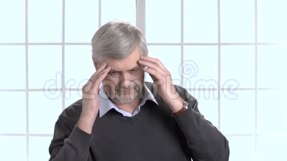 头痛的工人按摩他的头以减轻疼痛视频的预览图