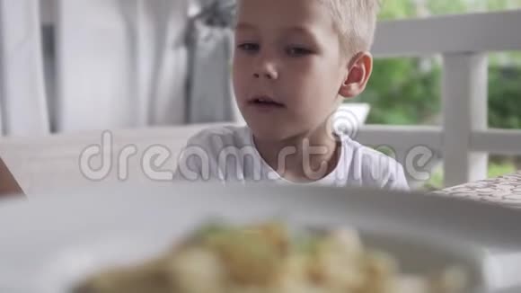 盘子里有饺子小男孩在后面视频的预览图