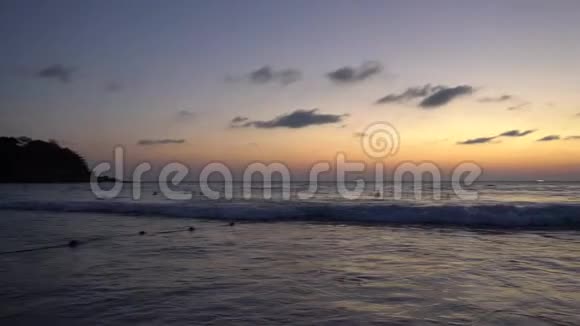 美丽的日落俯瞰大海和地平线视频的预览图