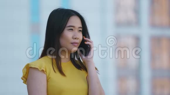 亚洲商界女性电话交谈的肖像视频的预览图