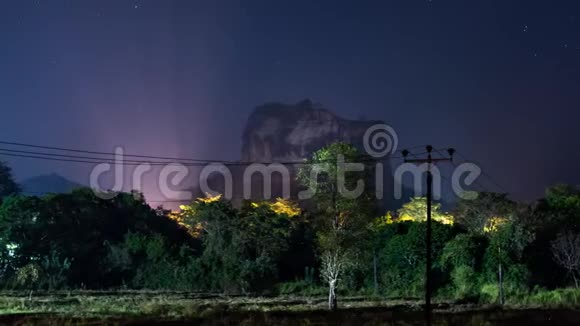 斯里兰卡锡吉里亚要塞上空的夜空消失视频的预览图