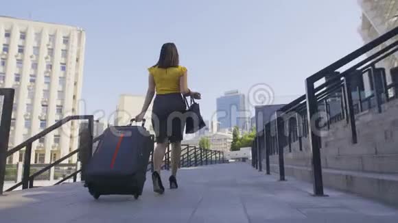 带行李的商务女性角度低视频的预览图
