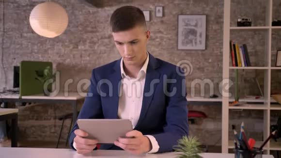 年轻可爱的商人在平板电脑上观看在镜头下观看交流观念商业观念视频的预览图