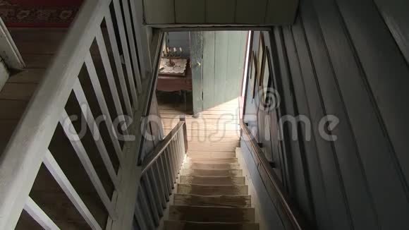 楼梯和房间射击视频的预览图